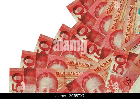 50 le fatture del piso filippino giace nell'ordine differente isolato su bianco. Concetto di banca locale o di creazione di denaro. Banner di background aziendale Foto Stock