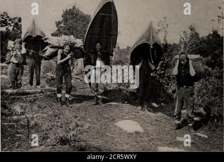 . I parchi giochi del Canada; un breve trattato sulle località turistiche, di pesca e di caccia raggiunte dal Grand Trunk Railway System . lei, che ha qualsiasi piacere qualunque per lo sport all'aperto. L'ultimo dei viaggi, effettuati in agosto, copre praticamente la distanza interurbana nord e sud del Parco; circa trenta laghi sono visitati. Inconsciamente un ragazzo ottiene molta scolarizzazione in una delle thesetrips; con la stessa forza delle circostanze diventa più osservante, e si sviluppano i tratti di pazienza, di autocontrollo, e di carità per otherseare; diventa più apprezzatore e sympa-thetic con la natura. Lui Foto Stock