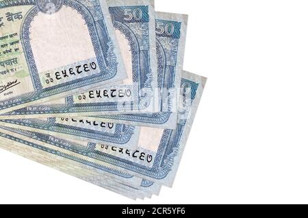 50 rupie nepalesi bollette si trova in piccolo mazzo o confezione isolato su bianco. Mockup con spazio di copia. Business e concetto di cambio valuta Foto Stock