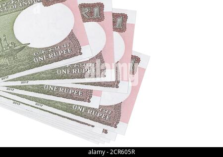 1 bollette di rupia indiana giace in piccolo mazzo o pacchetto isolato su bianco. Mockup con spazio di copia. Business e concetto di cambio valuta Foto Stock