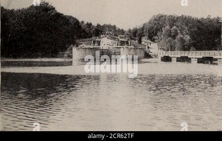 . I parchi giochi del Canada; un breve trattato sulle località turistiche, di pesca e di caccia raggiunte dal Grand Trunk Railway System . la rotta diretta del Kawartha Lakeswaterway. Il meglio della pesca e tiro con l'anatra, ogni stagione di init, sono da avere qui, e splendidi cervi, pernice e caccia di coniglio possono essere trovati entro un giorno a piedi del villaggio. Qui si trova, affacciato sul pittoresco fiume Fenelon, l'Hotel Kawartha. L'edificio e' illuminato elettricamente ovunque ed e' moderno in ogni particolare. All'interno dei terreni dell'hotel, che coprono otto acri, sette grandi e ariosi cottage sono ben accoccolati Foto Stock