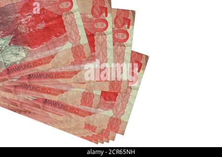 50 polizze filippine di piso giace in piccolo mazzo o pacchetto isolato su bianco. Mockup con spazio di copia. Business e concetto di cambio valuta Foto Stock