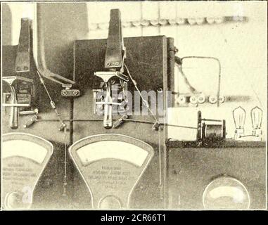 . Perno ferroviario elettrico. E line. Le figure allegate mostrano il metodo di applicazione del dispositivo sul quadro elettrico delpower house. Il piccolo elettromagnete, mostrato a destra, collegato al carrello in serie a due banchi di lampade ad incandescenza, una delle quali è montata sulla scheda di commutazione e l'altra nell'ufficio speditori. Un interruttore a due posizioni è inserito nel circuito della dispatchersoffice. Con l'interruttore in posizione normale, il corrente passa dal filo del trolley attraverso entrambe le bancate di lampade a incandescenza e la bobina dell'elettromagnete. La resistenza di entrambe le sponde della la Foto Stock