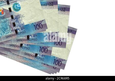 100 polizze filippine di piso giace in piccolo mazzo o pacchetto isolato su bianco. Mockup con spazio di copia. Business e concetto di cambio valuta Foto Stock