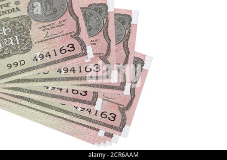 1 bollette di rupia indiana giace in piccolo mazzo o pacchetto isolato su bianco. Mockup con spazio di copia. Business e concetto di cambio valuta Foto Stock
