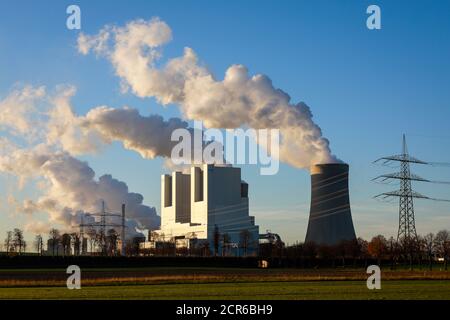 RWE Power AG Kraftwerk Neurath, centrale elettrica di lignite presso la miniera di opencast di lignite RWE a Garzweiler, qui in primo piano la nuova centrale elettrica Foto Stock