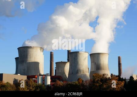 RWE Kraftwerk Niederaussem, centrale elettrica di lignite presso la miniera di lignite a cielo aperto di RWE Grazweiler, Bergheim, Nord Reno-Westfalia, Germania Foto Stock