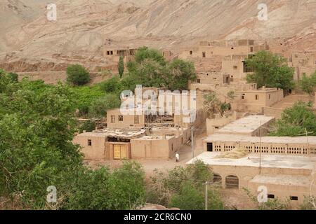 Vista del villaggio di Tuyugou, vicino alle Montagne Flaming, Turpan, Xinjiang, Cina 12 maggio 2005 Foto Stock