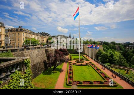 Bandiera nazionale lussemburghese nel parco di Place de la Constitution, Lussemburgo, Granducato del Lussemburgo, Europa Foto Stock