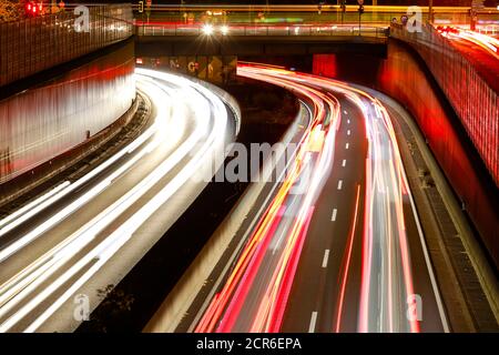Essen, Renania Settentrionale-Vestfalia, Ruhr Area, Germania - Blue Environmental zone, autostrada A40 nel centro di Essen durante l'ora di punta serale. Foto Stock
