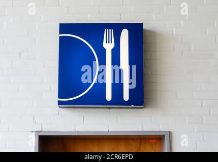 Hannover, bassa Sassonia, Germania - coltello e forchetta con il simbolo di una targa sopra una porta alla fiera di Hannover. Foto Stock