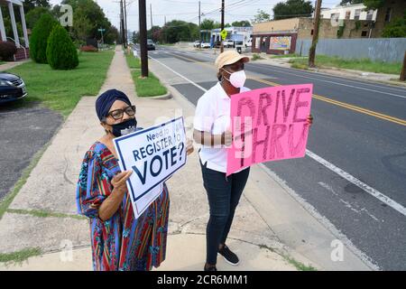 19 2020 settembre, Austin Texas USA: I volontari NAACP cercano di attirare l'attenzione dei potenziali elettori durante un evento drive-through di registrazione degli elettori nella parte est di Austin prima della scadenza per la registrazione all'inizio di ottobre. Il Texas, di solito una solida roccaforte repubblicana, potrebbe rivelarsi un campo di battaglia per le elezioni presidenziali del 3 novembre. Foto Stock