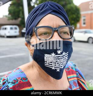 19 2020 settembre, Austin Texas USA: Il volontario NAACP indossa una maschera "We the People" durante un evento drive-through di registrazione degli elettori ad Austin est prima della scadenza di registrazione dei primi di ottobre. Il Texas, di solito una solida roccaforte repubblicana, potrebbe rivelarsi un campo di battaglia per le elezioni presidenziali del 3 novembre. Foto Stock