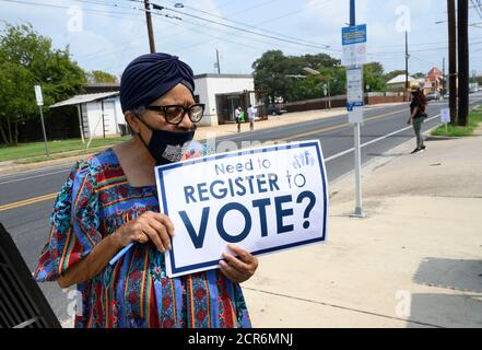 19 2020 settembre, Austin Texas USA: Il volontario NAACP cerca di attirare l'attenzione dei potenziali elettori durante un evento drive-through di registrazione degli elettori nella parte est di Austin prima della scadenza per la registrazione all'inizio di ottobre. Il Texas, di solito una solida roccaforte repubblicana, potrebbe rivelarsi un campo di battaglia per le elezioni presidenziali del 3 novembre. Foto Stock