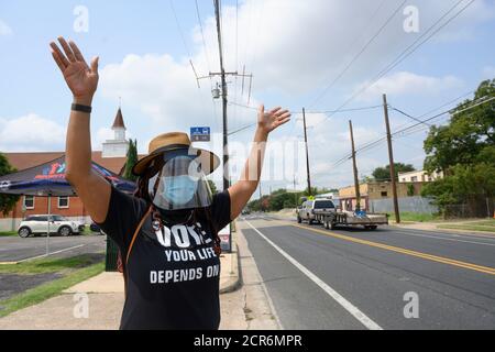 19 2020 settembre, Austin Texas USA: Il volontario NAACP cerca di attirare l'attenzione dei potenziali elettori durante un evento drive-through di registrazione degli elettori nella parte est di Austin prima della scadenza per la registrazione all'inizio di ottobre. Il Texas, di solito una solida roccaforte repubblicana, potrebbe rivelarsi un campo di battaglia per le elezioni presidenziali del 3 novembre. Foto Stock