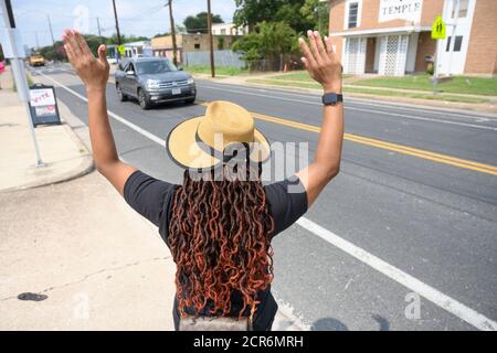 19 2020 settembre, Austin Texas USA: Il volontario NAACP cerca di attirare l'attenzione dei potenziali elettori durante un evento drive-through di registrazione degli elettori nella parte est di Austin prima della scadenza per la registrazione all'inizio di ottobre. Il Texas, di solito una solida roccaforte repubblicana, potrebbe rivelarsi un campo di battaglia per le elezioni presidenziali del 3 novembre. Foto Stock