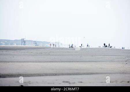Germania, bassa Sassonia, Juist, passeggiata sulla spiaggia. Foto Stock