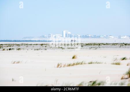 Germania, bassa Sassonia, Juist, sulla spiaggia, sullo sfondo l'isola di Norderney. Foto Stock