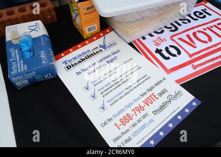 19 2020 settembre, Austin Texas USA: Checklist di voto per i diritti di disabilità e guanti monouso sono pronti durante un evento di registrazione degli elettori drive-through sponsorizzato NAACP-co-in East Austin prima della scadenza di registrazione di inizio ottobre. Il Texas, di solito una solida roccaforte repubblicana, potrebbe rivelarsi un campo di battaglia per le elezioni presidenziali del 3 novembre. Foto Stock