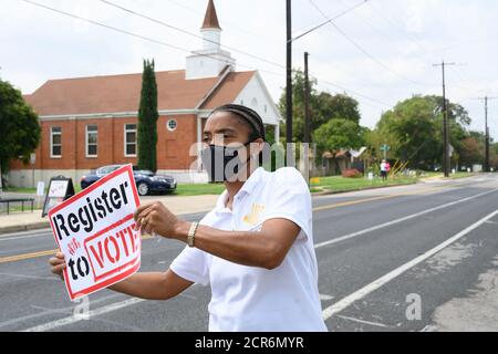 19 2020 settembre, Austin Texas USA: Il volontario NAACP Felecia Williams-Dennis cerca di attirare l'attenzione dei potenziali elettori durante un evento drive-through di registrazione degli elettori nella parte est di Austin prima della scadenza di inizio ottobre per la registrazione. Il Texas, di solito una solida roccaforte repubblicana, potrebbe rivelarsi un campo di battaglia per le elezioni presidenziali del 3 novembre. Foto Stock