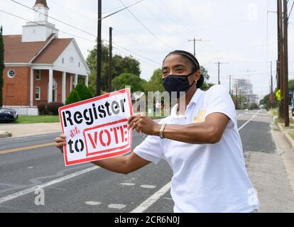 19 2020 settembre, Austin Texas USA: Il volontario NAACP Felecia Williams-Dennis cerca di attirare l'attenzione dei potenziali elettori durante un evento drive-through di registrazione degli elettori nella parte est di Austin prima della scadenza di inizio ottobre per la registrazione. Il Texas, di solito una solida roccaforte repubblicana, potrebbe rivelarsi un campo di battaglia per le elezioni presidenziali del 3 novembre. Foto Stock