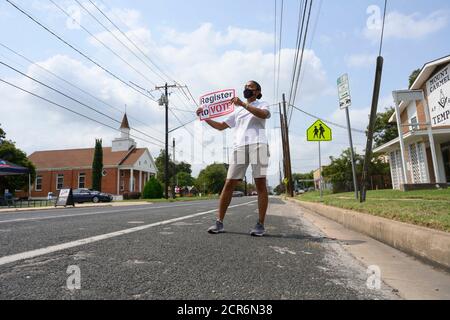 19 2020 settembre, Austin Texas USA: Il volontario NAACP Felecia Williams-Dennis cerca di attirare l'attenzione dei potenziali elettori durante un evento drive-through di registrazione degli elettori nella parte est di Austin prima della scadenza di inizio ottobre per la registrazione. Il Texas, di solito una solida roccaforte repubblicana, potrebbe rivelarsi un campo di battaglia per le elezioni presidenziali del 3 novembre. Foto Stock