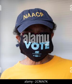 19 2020 settembre, Austin Texas USA: Il volontario NAACP indossa una maschera di 'VOTO' e un cappello NAACP durante un evento drive-through di registrazione degli elettori nella parte est di Austin prima del termine di registrazione all'inizio di ottobre. Il Texas, di solito una solida roccaforte repubblicana, potrebbe rivelarsi un campo di battaglia per le elezioni presidenziali del 3 novembre. Foto Stock