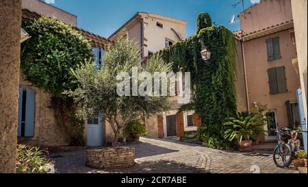 Centro del villaggio di Peyriac de Mer in estate Foto Stock