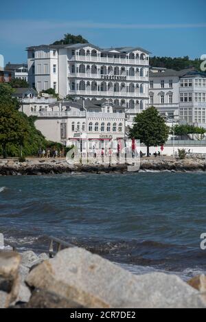 Germania, Meclemburgo-Pomerania occidentale, Sassnitz, Fürstenhof casa vacanze sul lungomare del lago, molo, isola di Ruegen, Mar Baltico Foto Stock