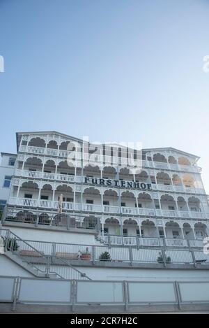 Germania, Meclemburgo-Pomerania occidentale, Sassnitz, Fürstenhof casa vacanze sul lungomare del lago, molo, isola di Ruegen, Mar Baltico Foto Stock