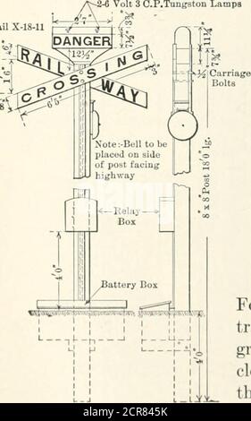 . Strutture ferroviarie e stime . oncretee i blocchi di pavimentazione sono posati su un cuscinetto di sabbia 1-in. Campanello di allarme per attraversamento autostrada. (Fig. 107.) In caso di passaggi ad alta velocità in cui il traffico non giustifica un guardiano o un cancello di sicurezza, viene spesso utilizzata una campana di allarme elettrica fissata al cartello di attraversamento della strada, o eretta su un palo speciale in ferro o legno, sistemata in modo da suonare davanti a un treno in avvicinamento; una luce è anche fornita alcune volte sopra la campana. I giunti delle guide dei cingoli sono bondeper una distanza compresa tra 1000 e 3000 piedi. Su entrambi i lati l'incrocio eisolato per il circuito della batteria e della campana, una batteria è nec Foto Stock