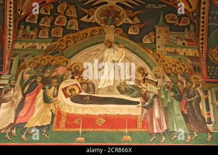 Chiesa di Borzești a Onești, nella contea di Bacău, in Romania. Affresco raffigurante la Dormizione della Madre di Dio. Foto Stock