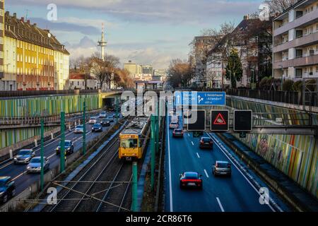 Autobahn A40 e la linea metropolitana U18, la superstrada urbana di Essen, zona blu ambientale, questa zona sarebbe colpita da un divieto di guida diesel, Essen, Foto Stock