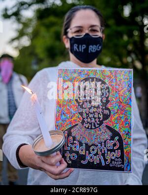 STATI UNITI. 19 Settembre 2020. Una folla sui newyorkesi si è riunita a Washington Square Park il 19 settembre 2020 per una veglia a lume di candela e un memoriale per piangere la perdita della Corte Suprema di giustizia Ruth Bader Ginsburg, conosciuta anche con le sue iniziali RBG. (Foto di Erik McGregor/Sipa USA) Credit: Sipa USA/Alamy Live News Foto Stock