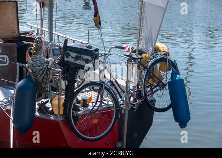 Germania, Meclemburgo-Pomerania occidentale, Stralsund, una bicicletta è fissata al ponte di una barca a vela, Mar Baltico Foto Stock