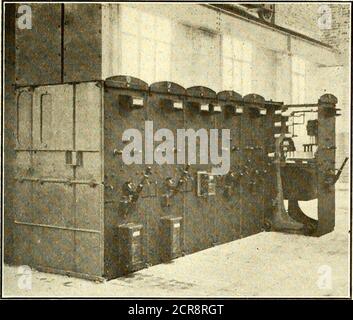 . Giornale ferroviario elettrico . ELETTRIFICAZIONE LANCASHIRE & YORKSHIRE - CONDENSATORE E POMPE SOTTO LA TURBINA PRINCIPALE; FORNELLI E TRAMOGGE DI CARBONE 4 MARZO 1916] ELECTRIC RAILWAY JOURNAL 437. Foto Stock