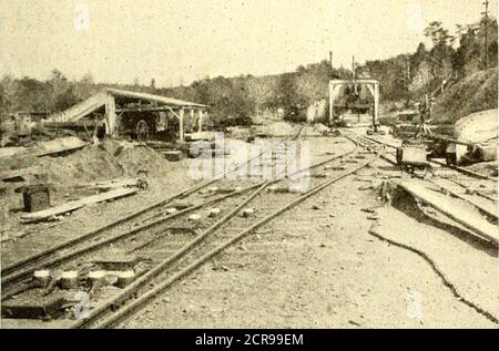 . Il giornale ferroviario di strada. Il giorno e l'ora per tenere il passo con gli ordini, e la stagione di 1899 è justopening in su. La Protected Rail Bond Company annuncerà a breve la disponibilità a mettere sul mercato il suo completo vestito per la punzonatura e l'incollaggio di rotaie con utensili idraulici, sui quali sono stati condotti esperimenti e test per lo scorso anno. Due o tre importanti contratti sono stati stipulati per l'installazione di legami Pro-Tected con questi utensili idraulici, e il risultato è seguito con interesse da molti ingegneri leader. Giugno 1899.] STREET RAILWAY JOURNAL Electro-Magnetic Traction S Foto Stock