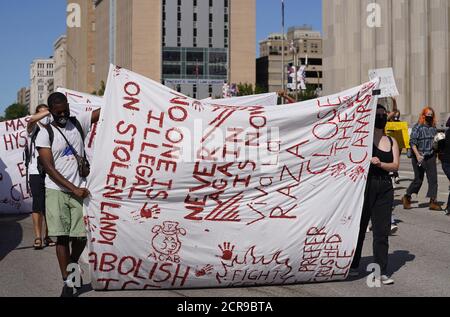 St. Louis, Stati Uniti. 19 Settembre 2020. I manifestanti scendono per le strade di St. Louis durante una marcia DI GHIACCIO abolita a St. Louis sabato 19 settembre 2020. Il gruppo chiede l'abolizione dell'Agenzia per l'immigrazione e l'applicazione delle dogane degli Stati Uniti, affermando che la deportazione è un crimine. Photo by Bill Greenblatt/UPI Credit: UPI/Alamy Live News Foto Stock