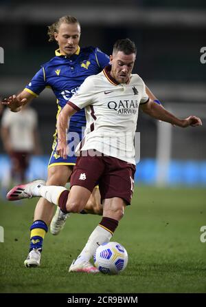 Verona, Italia. 19 Settembre 2020. La Jordan Veretout (R) di Roma viena con Antonin Barak di Hellas Verona durante una partita di calcio tra Hellas Verona e Roma a Verona, Italia, 19 settembre 2020. Credit: Alberto Lingria/Xinhua/Alamy Live News Foto Stock