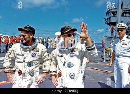 Il Gemini 11 il primo equipaggio, astronauti Charles Conrad, Jr. (destra) e Richard F. Gordon, Jr. stand sul ponte del Museo della Portaerei U.S.S. Guam Foto Stock