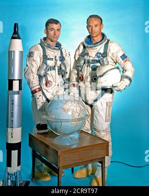 Gemini-10 primo equipaggio ritratto con gli astronauti John W. Young (sinistra), il comando pilota, e Michael Collins, pilota. Foto Stock