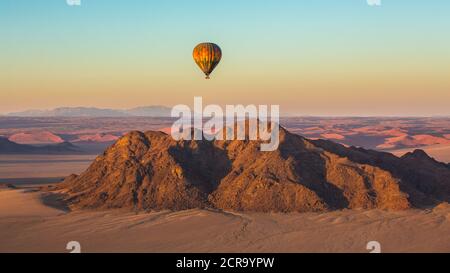 Il palloncino oltre le montagne Foto Stock