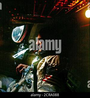Astronauta Edwin Aldrin Jr. fotografato all'interno della Gemini-12 cabina di veicolo spaziale durante il volo spaziale Foto Stock