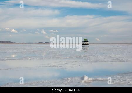 Paesaggio dello specchio come Bolivia Uyuni sale piatto Foto Stock