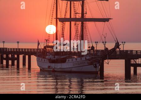 Germania, Meclemburgo-Pomerania occidentale, Ostseebad Binz, molo, nave a vela Loth Loriën, alba Foto Stock