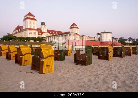 Germania, Meclemburgo-Pomerania occidentale, Ostseebad Binz, Kurhaus sul lungomare, sedie a sdraio Foto Stock