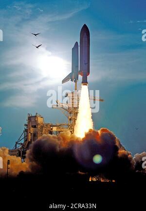 La navetta spaziale Discovery vola verso il cielo da Launch Pad 39B sulla missione STS-64 alle 6:22:35 p.m. EDT, 9 settembre 1994. A bordo sono i membri di un equipaggio di sei: Commander Richard N. Richards; Pilot L. Blaine Hammond Jr; e gli specialisti di missione Marco C. Lee, Carl J. Meade, SUSAN J. Helms e il dottor J.M. Linenger. Foto Stock