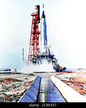 Scott falegname Aurora 7 mercurio razzo Atlas solleva dal tampone 14, Cape Canaveral, in Florida, il 24 maggio 1962. Foto Stock