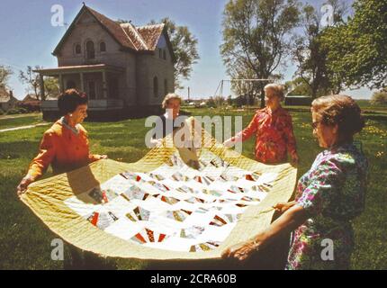 Membri del Fairmont Golden Circle cittadini Senior Club quilt in attesa hanno reso. È stato sorteggiato off durante la città alla centennial a maggio 1973. Sullo sfondo il Fairmont la più antica costruzione, circa 100 anni, Maggio 1973 Foto Stock