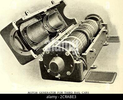 . Il giornale ferroviario stradale cessitò dal fatto che la batteria di stoccaggio richiede di essere caricata a circa 25 volt e si scarica a pieno carico a circa 20 volt. Pertanto il trasformatore rotante deve caricarsi a una velocità compresa tra 500 e 25 e scaricarsi a una velocità compresa tra 500 e 20. La prestazione si ottiene aggiungendo agli avvolgimenti della bobina di campo machinea da 500 volt che è collegata, non ai terminali del convertitore termico, ma al carrello e alla massa. Quindi, quando la corrente della casa di potenza è assente, la dinamo del motore riceve l'eccitazione dal lato a basso potenziale e dà il maggiore Foto Stock